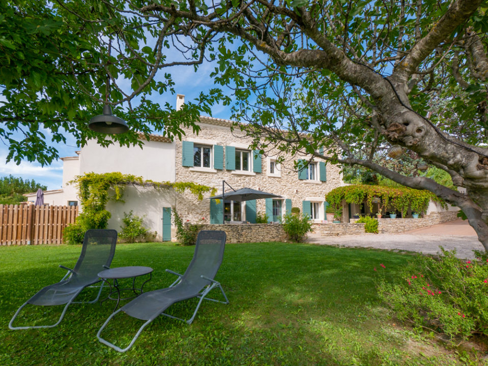 Sur la Colline Saint-Antoine, Mas provençal 225m2 et Gite indépendant 75m2 rénovés, terrain 2084m2.