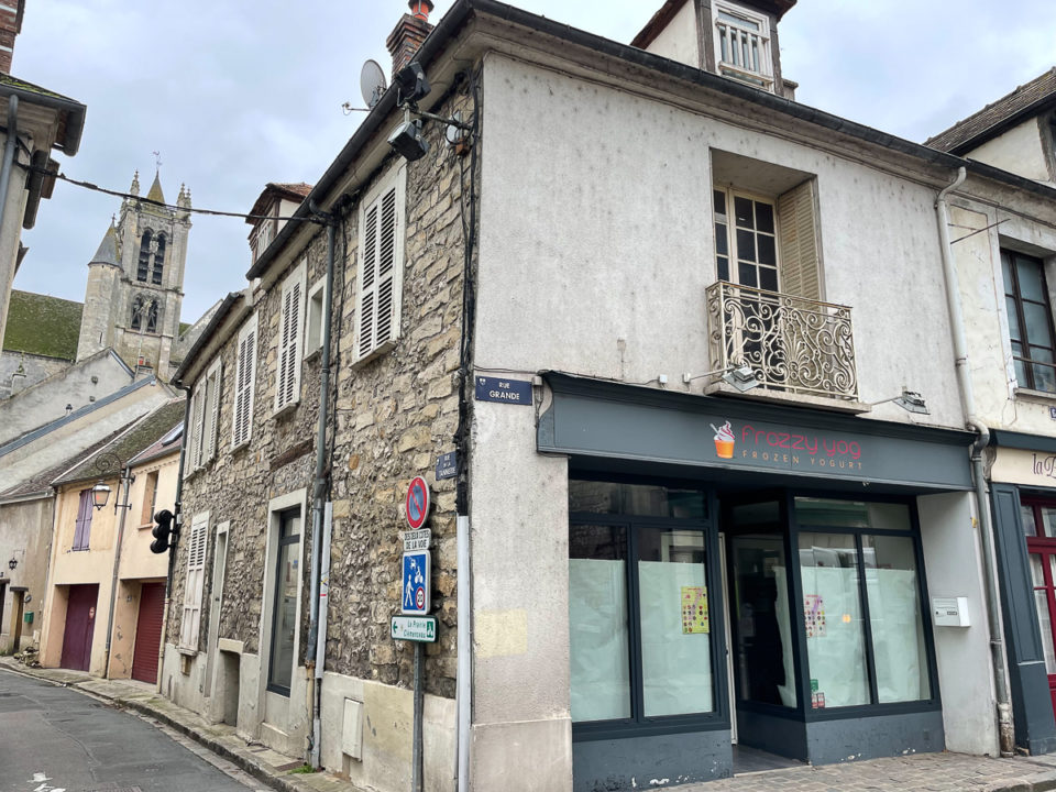 Centre historique de Moret-sur-Loing, immeuble composé de 2 appartements et 1 local commercial loué