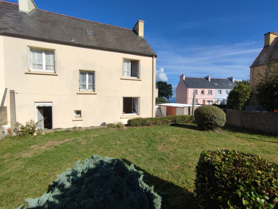 Proche plages et commerces, au calme, maison de 85 m2, 4 chambres et grenier aménageable de 25 m2.