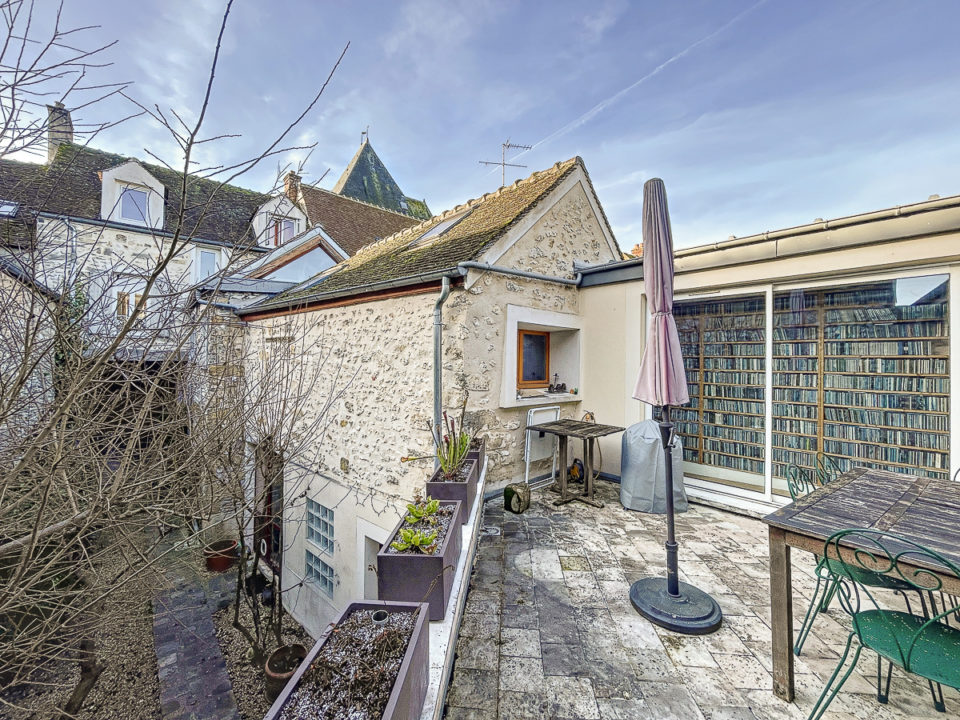 Cœur de Moret-sur-Loing, propriété comprenant maison 160m2, boutique, 2 chambres d’hôtes en activité
