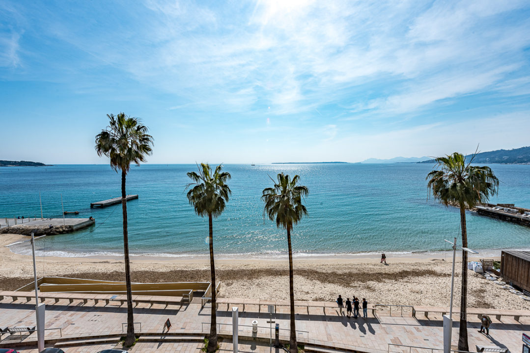 Sur le front de mer de Juan-les-Pins,  appartement 3 pièces, 81 m2 avec terrasse et garage sous-sol