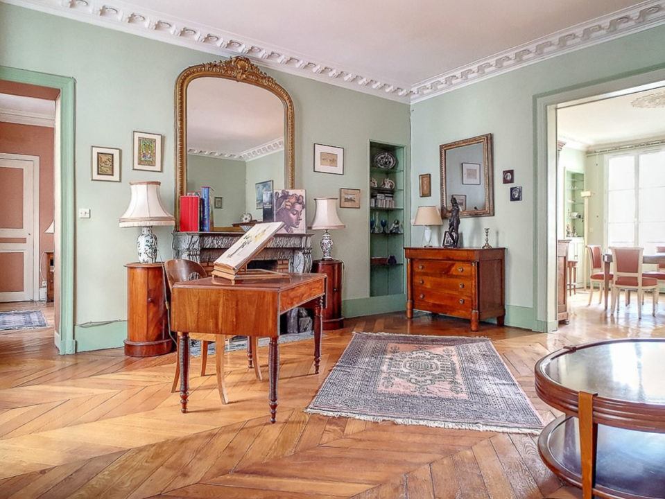 Entre St-Georges et Martyrs, au calme, appartement de 139 m² de 6 pièces