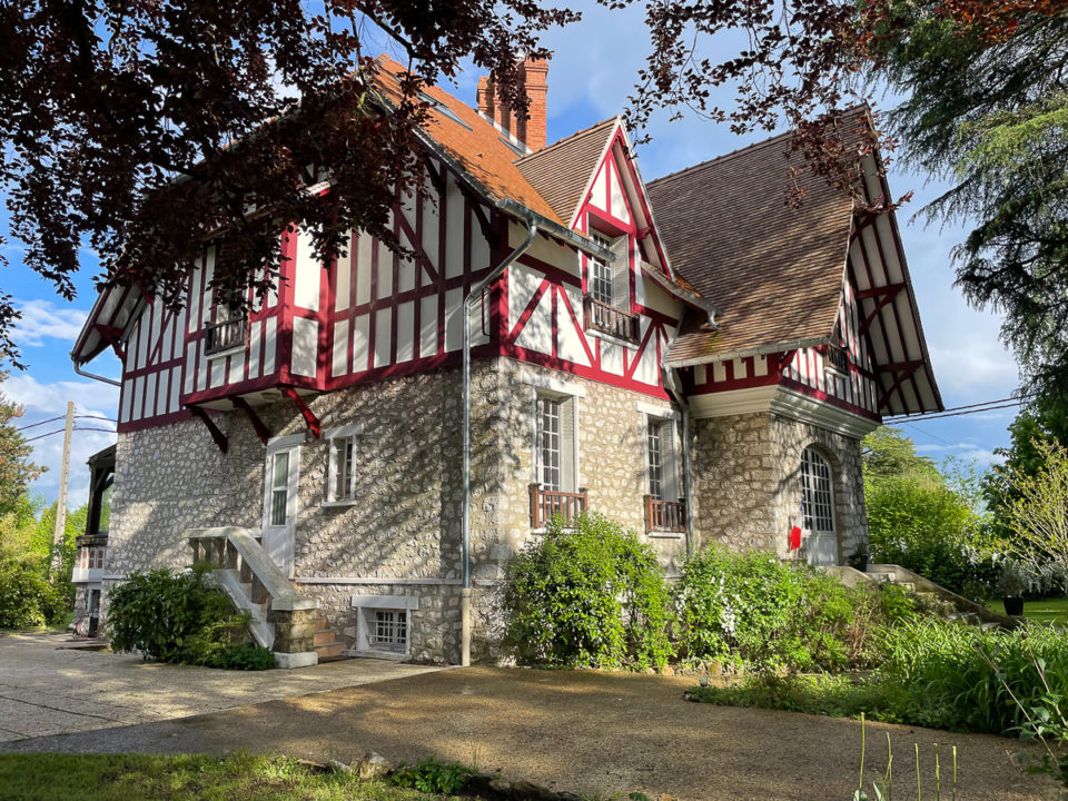Maison bourgeoise avec maison d’amis sur parc de 2935 m2 à finir de rénover.