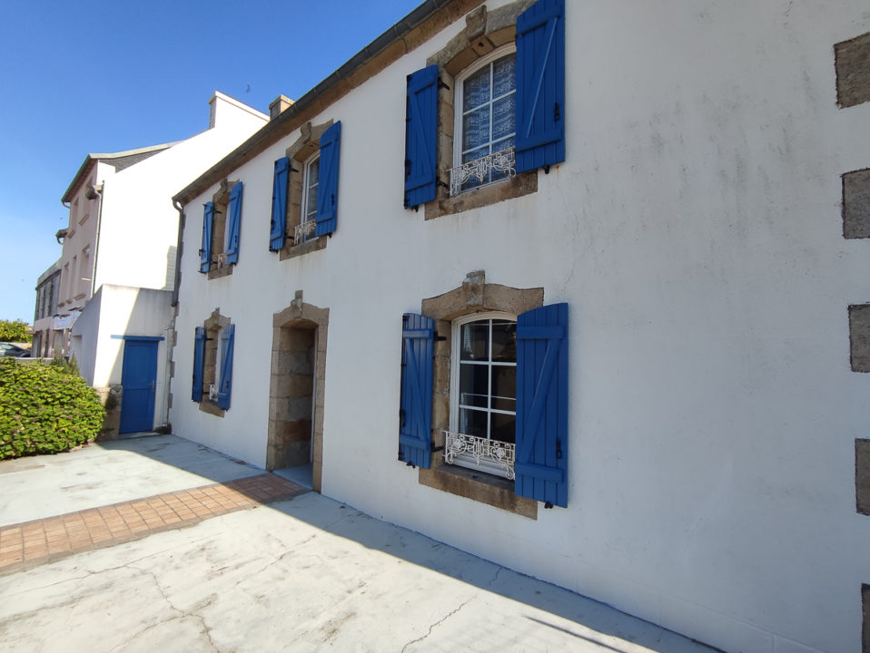 A Plogoff, jolie maison de plain-pied en pierre de 115 m2 avec un jardin clos, à 2 km de la côte