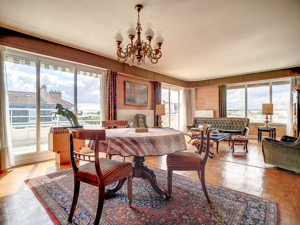 Cœur-de-ville : appartement familial lumineux de 157 m2 sécurisé avec terrasse et balcon