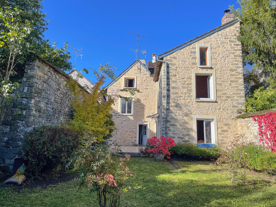 A Thomery, maison en pierre rénovée de 167 m2 avec dépendance aménagée, grenier et jardin paysager