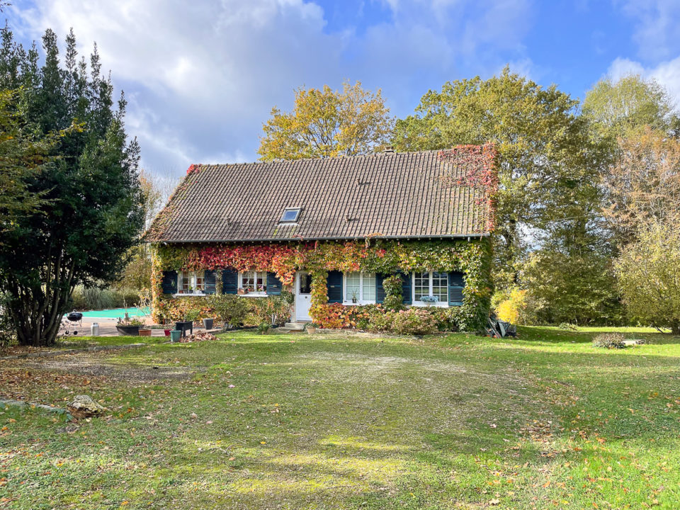 A Vulaines-sur-Seine,  au calme, maison de 148 m2 avec piscine et un parc de 5570m2