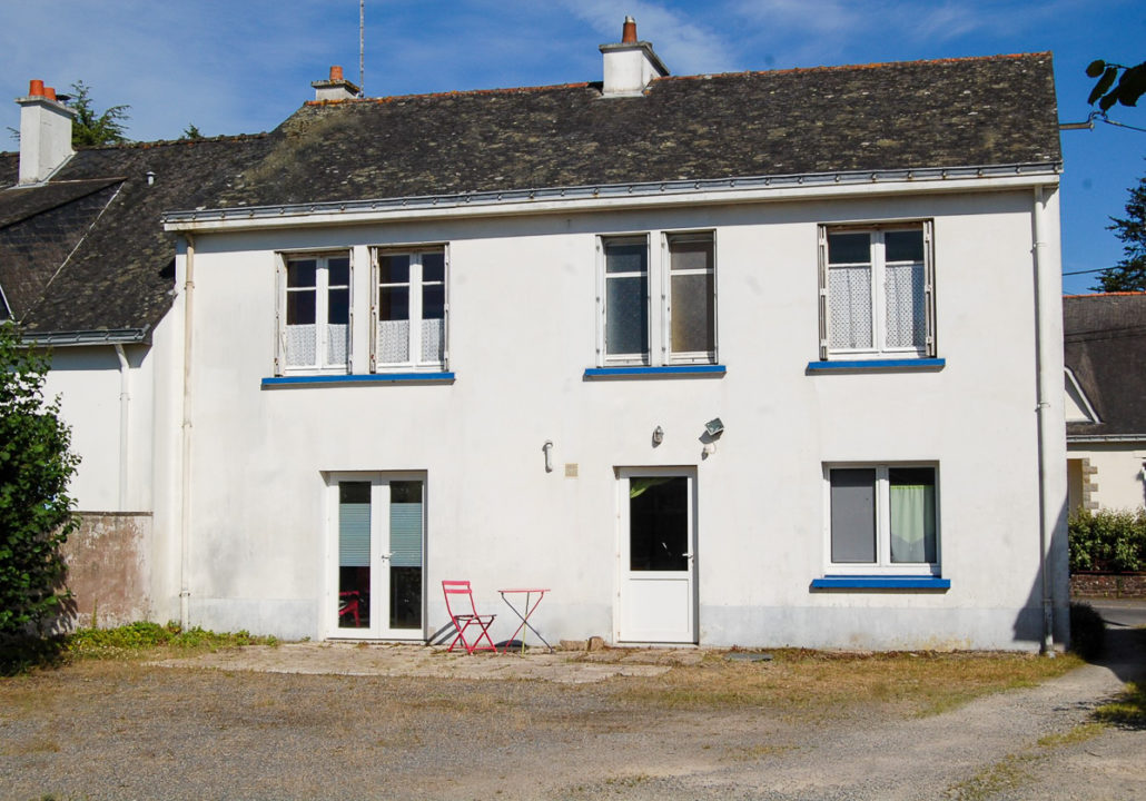 Herbignac, immeuble 157 M2 avec local commercial loué et un appartement à rénover