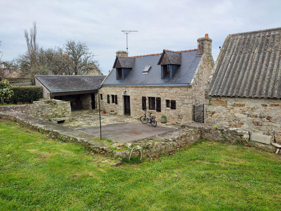 Dans le Cap Sizun, joli penty en pierre avec un beau jardin clos de mur