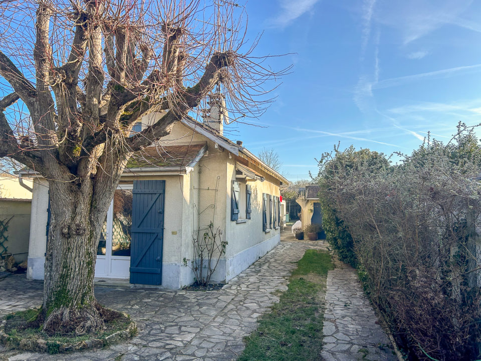 A Vulaines-sur-Seine,  maison de plain-pied rénovée de 100m2 avec dépendances et jardin de 640 m2