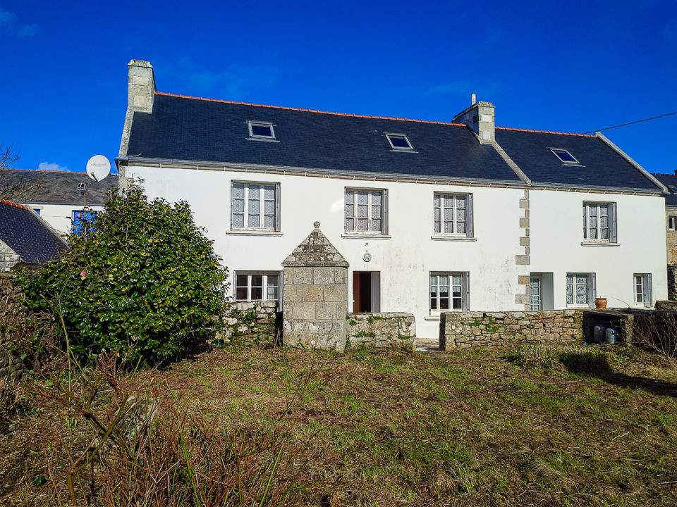 Grande maison en pierre avec des dépendances à 800 mètres de la Baie des Trépassés
