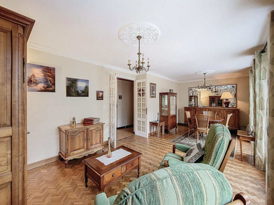 Proche commerces et écoles maison familiale de 5 pièces avec garage, sous-sol et combles