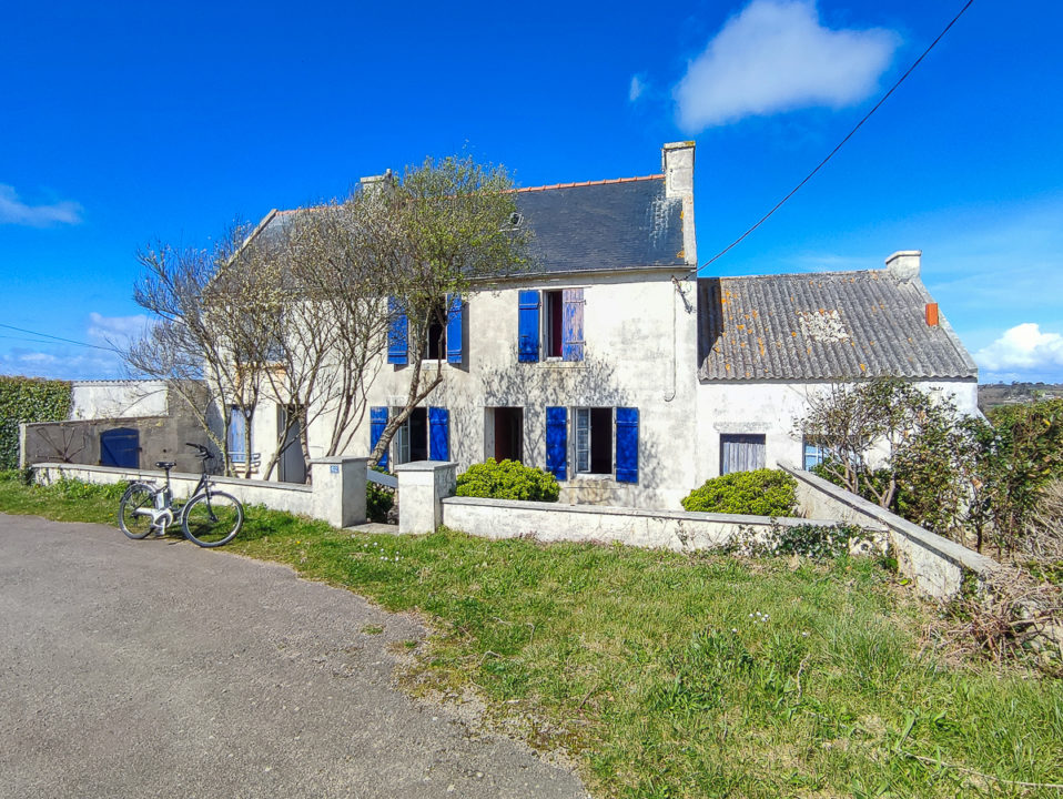 A Plogoff, maison en pierre avec dépendance, plage à pied