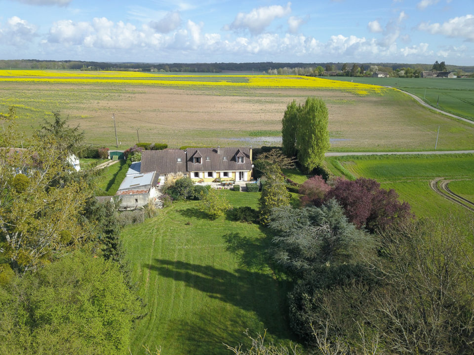 A Chevry-en-Sereine, sur un joli parc arboré de 6780 m2, maison de 145 m2 avec dépendances de 155 m2