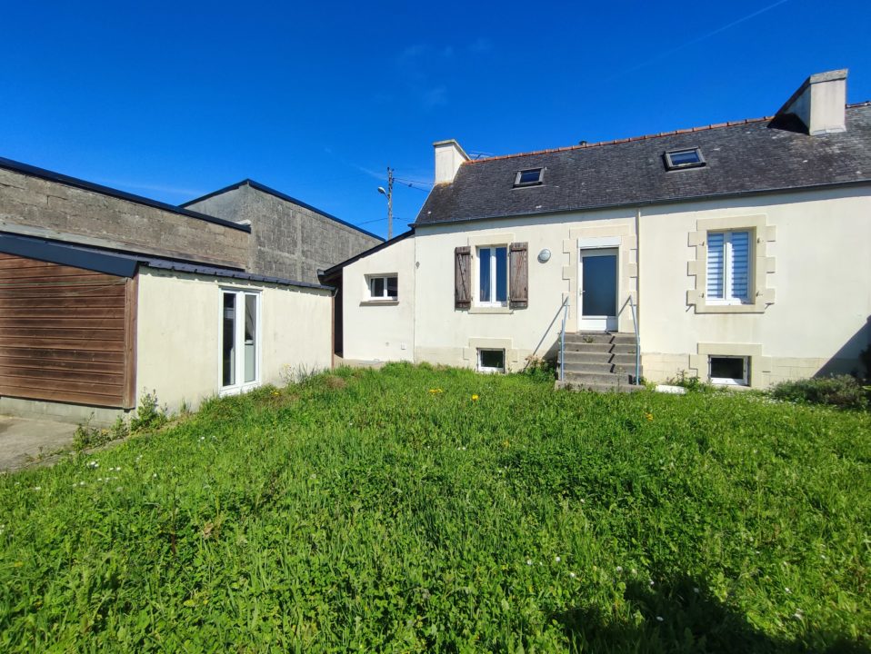 Dans la cité médiévale de Pont-Croix, jolie maison avec jardin