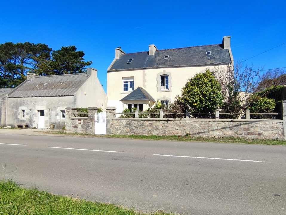 À deux pas de la Côte, grande maison familiale de 177m2 à rénover avec un terrain de 1800 m2