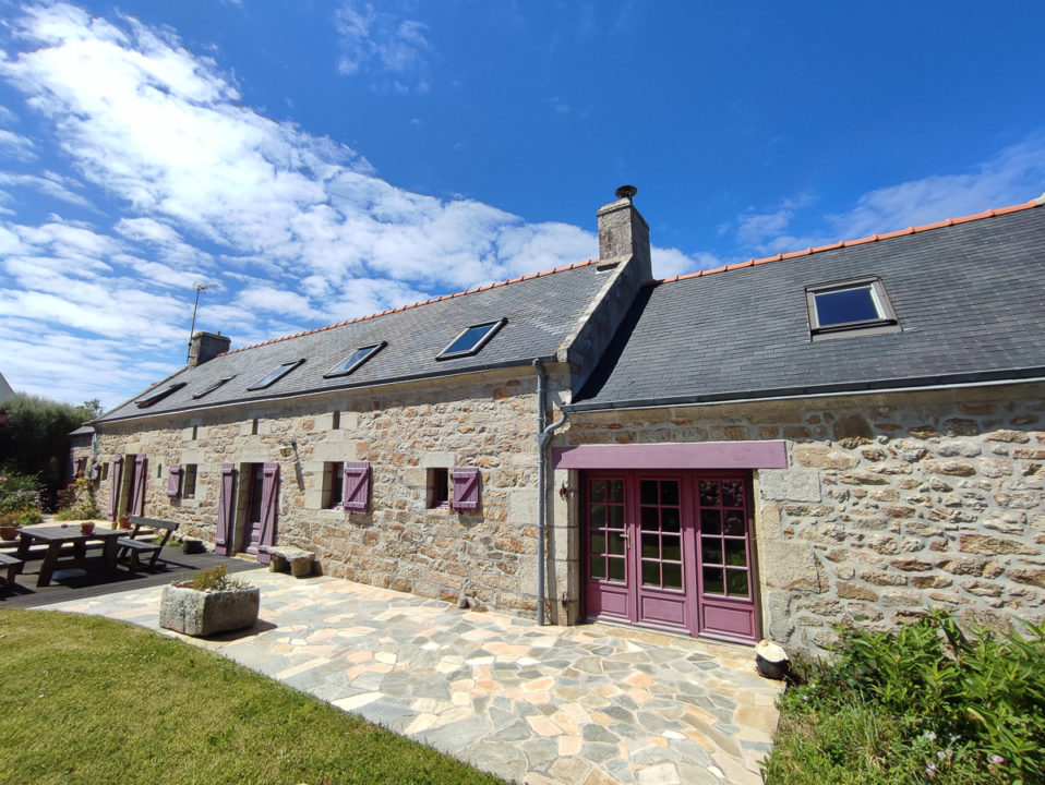 A Plogoff, grande et belle longère située au calme, plage à pied