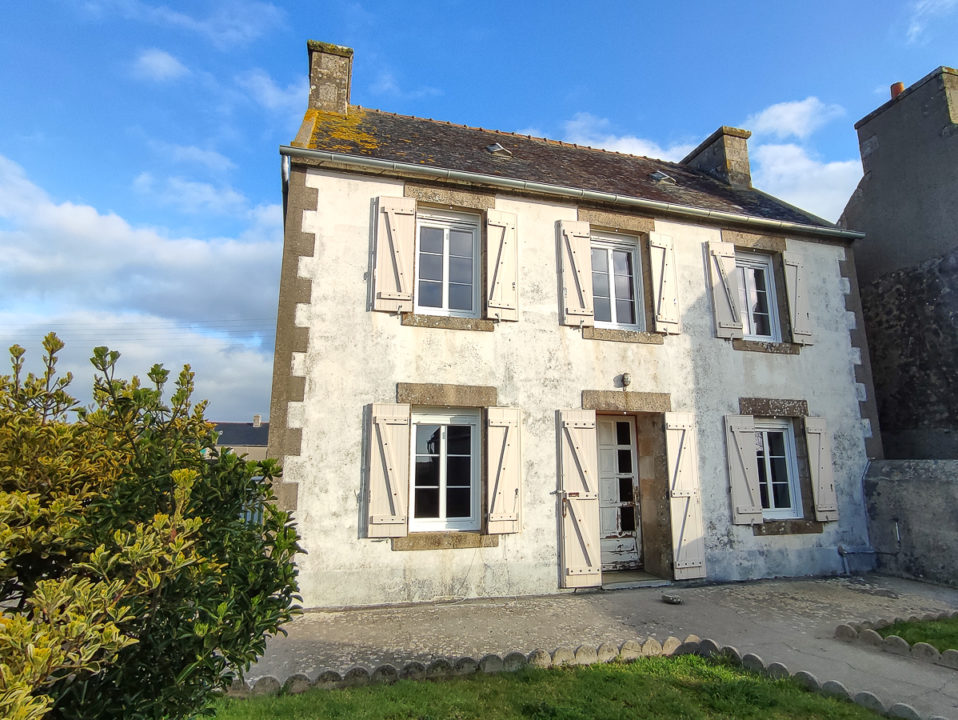 Maison en pierre avec dépendance au bout du Cap Sizun, plage à pied