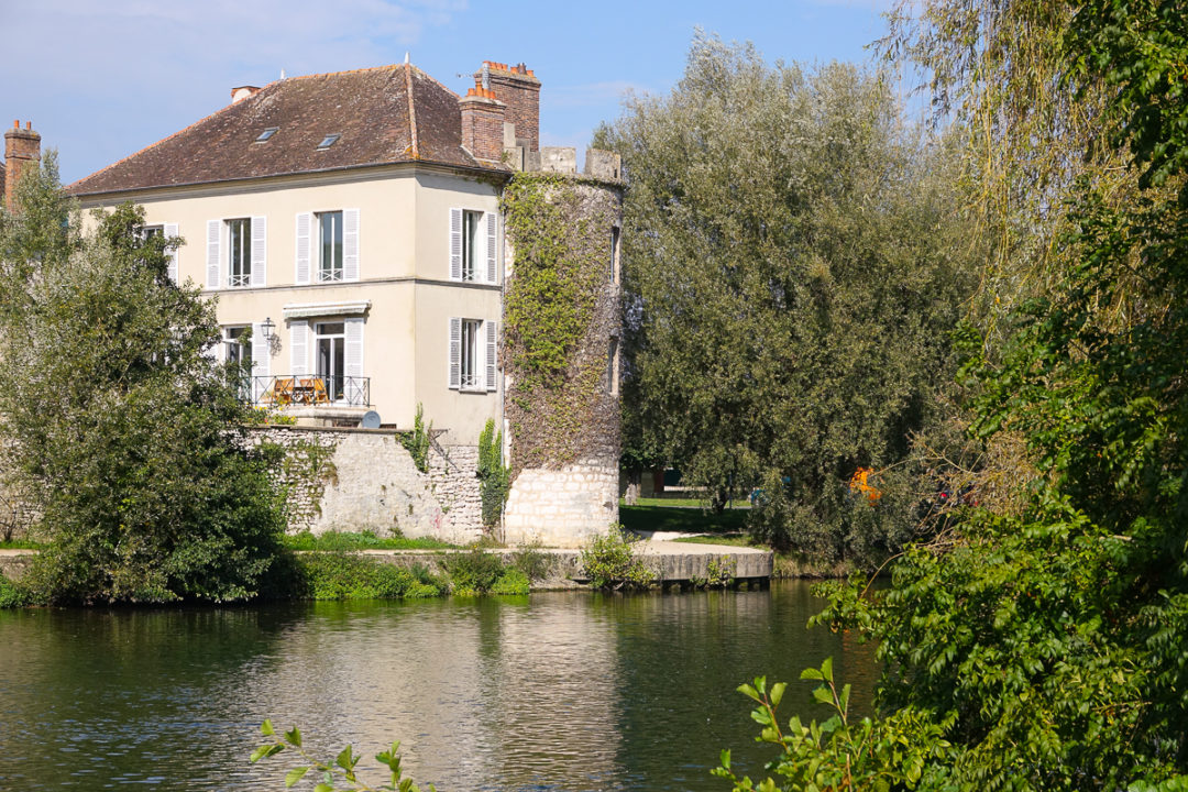 Sur les remparts de Moret-sur-Loing, maison du XIXème face à la rivière