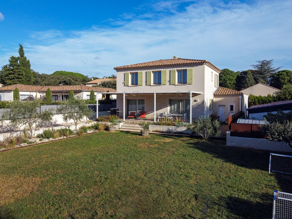 Entre vignes, garrigue et oliviers, villa contemporaine de 4 chambres hors lotissement