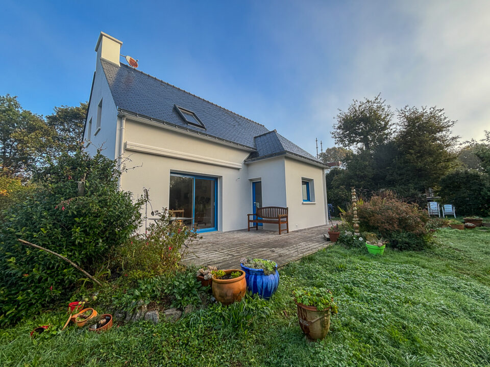À Camoël, maison de 130 m2, 3 chambres au calme sur terrain arboré de 2426  m2