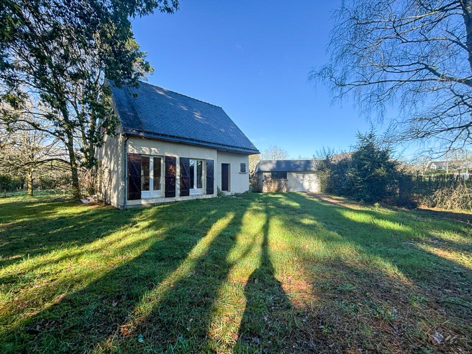 A Camoël, Belle maison au calme de 3 chambres et un bureau sur un terrain boisé