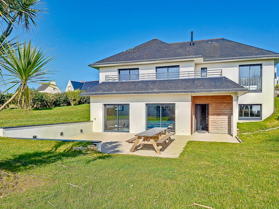 A Plouhinec, villa proche de la plage avec une piscine intérieure