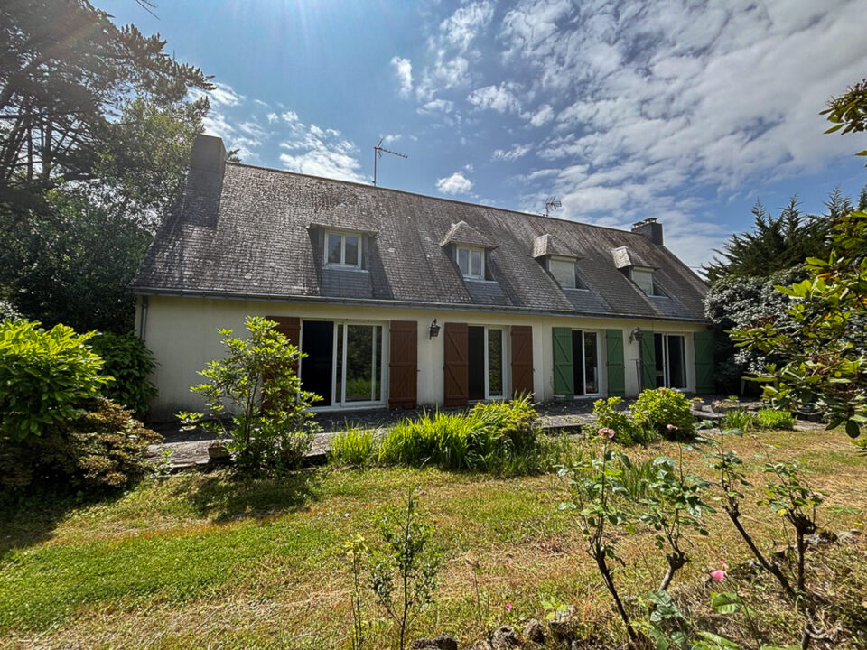 A Camoël, Deux maisons mitoyennes à rénover sur terrain constructible de 3 516 m²