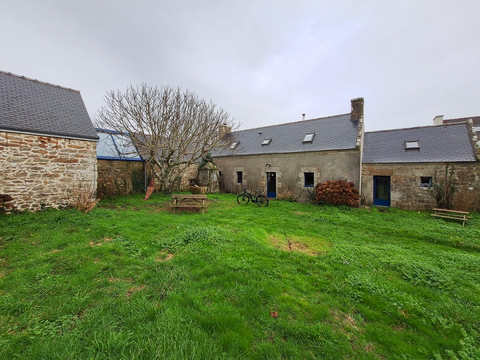 A Plogoff, belle maison en pierre dans un hameau recherché proche de la côte