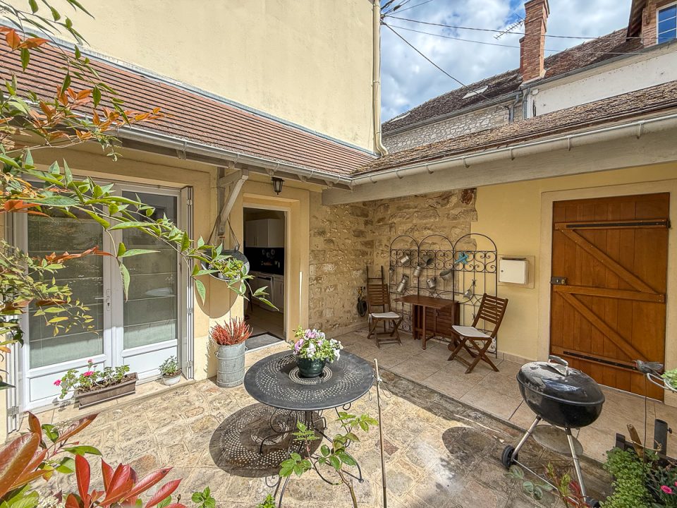 Au cœur des remparts de Moret-sur-Loing, logement de 105 m2 avec cours privative
