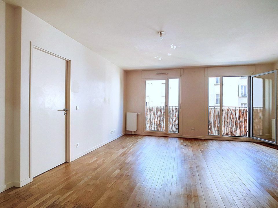Rare proche métro, beaux volumes grande chambre, cave + parking